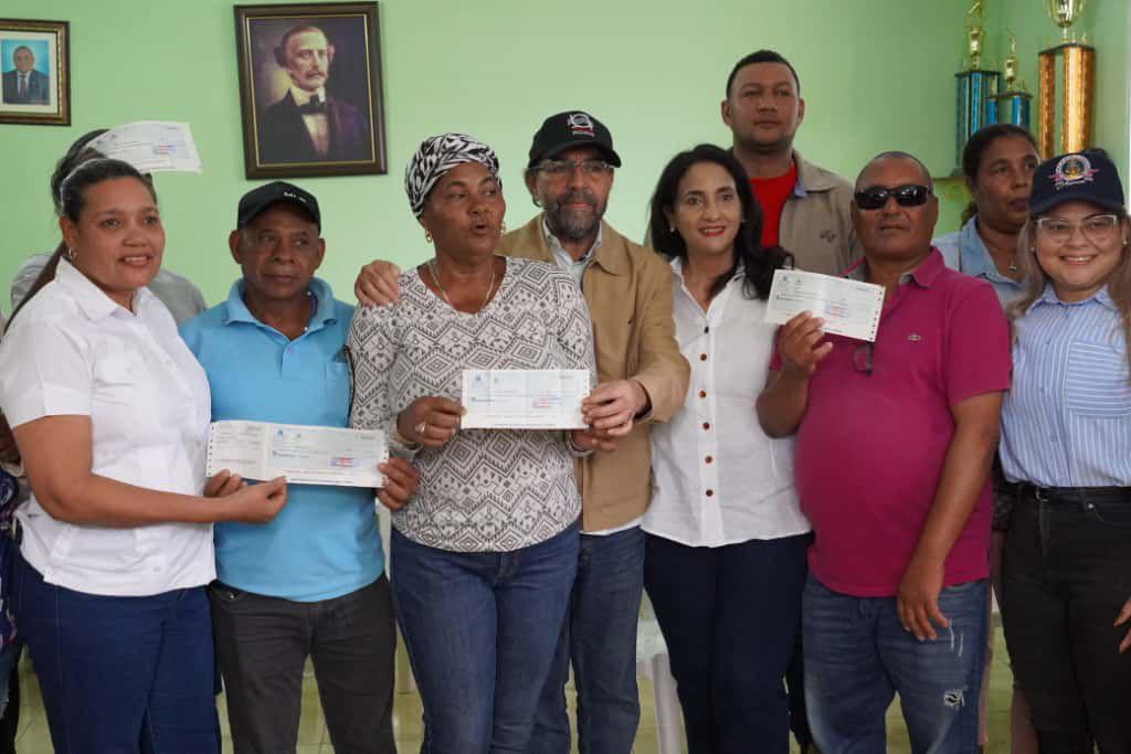 Gobierno continúa la entrega de compensaciones a productores de Hato Nuevo Cortés, en Azua