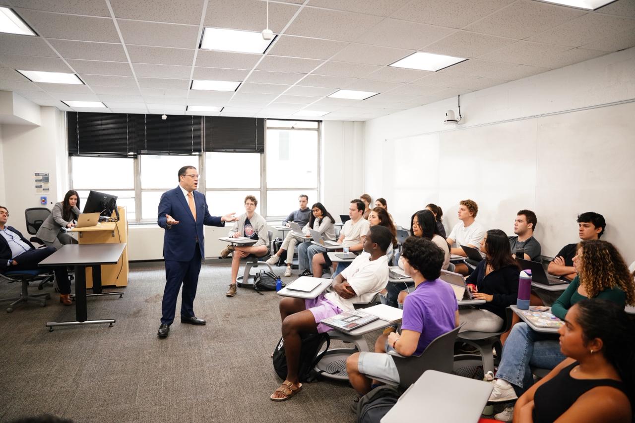 Director General de Aduanas presenta la transformación logística de RD en la Universidad George Washington