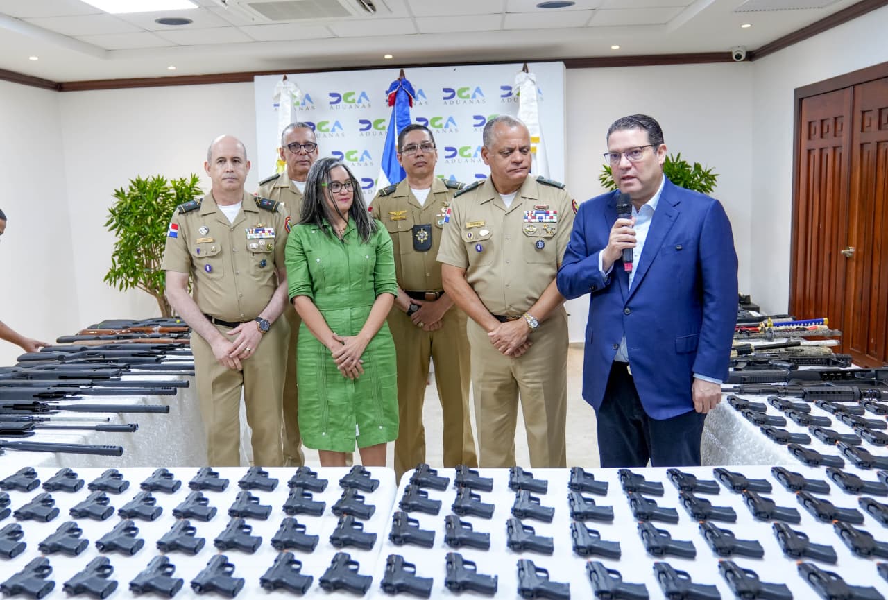 DGA dona generador eléctrico y pertrechos militares al Ministerio de Defensa