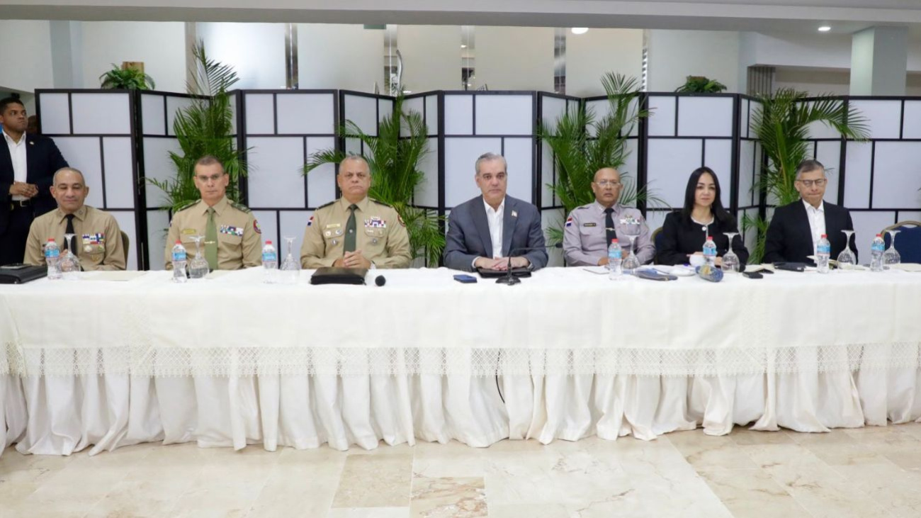 Presidente Abinader encabeza reunión de seguimiento al Plan de Seguridad Ciudadana Presidente Abinader encabeza reunión de seguimiento al Plan de Seguridad Ciudadana