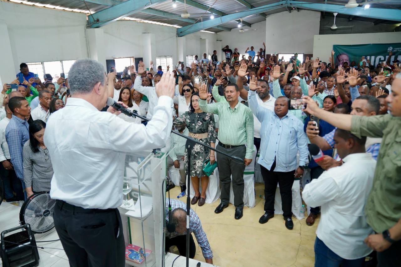 Más de 40 dirigentes de distintos partidos se juramentan en la Fuerza del Pueblo en Nigua, San Cristóbal Más de 40 dirigentes de distintos partidos se juramentan en la Fuerza del Pueblo en Nigua, San Cristóbal