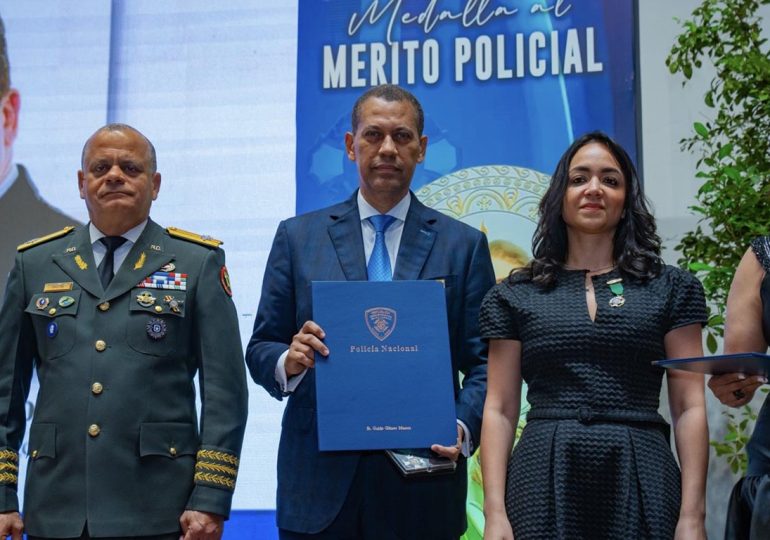 Gómez Mazara recibe Medalla al Mérito Policial por sus aportes en materia tecnológica a la institución del orden Gómez Mazara recibe Medalla al Mérito Policial por sus aportes en materia tecnológica a la institución del orden