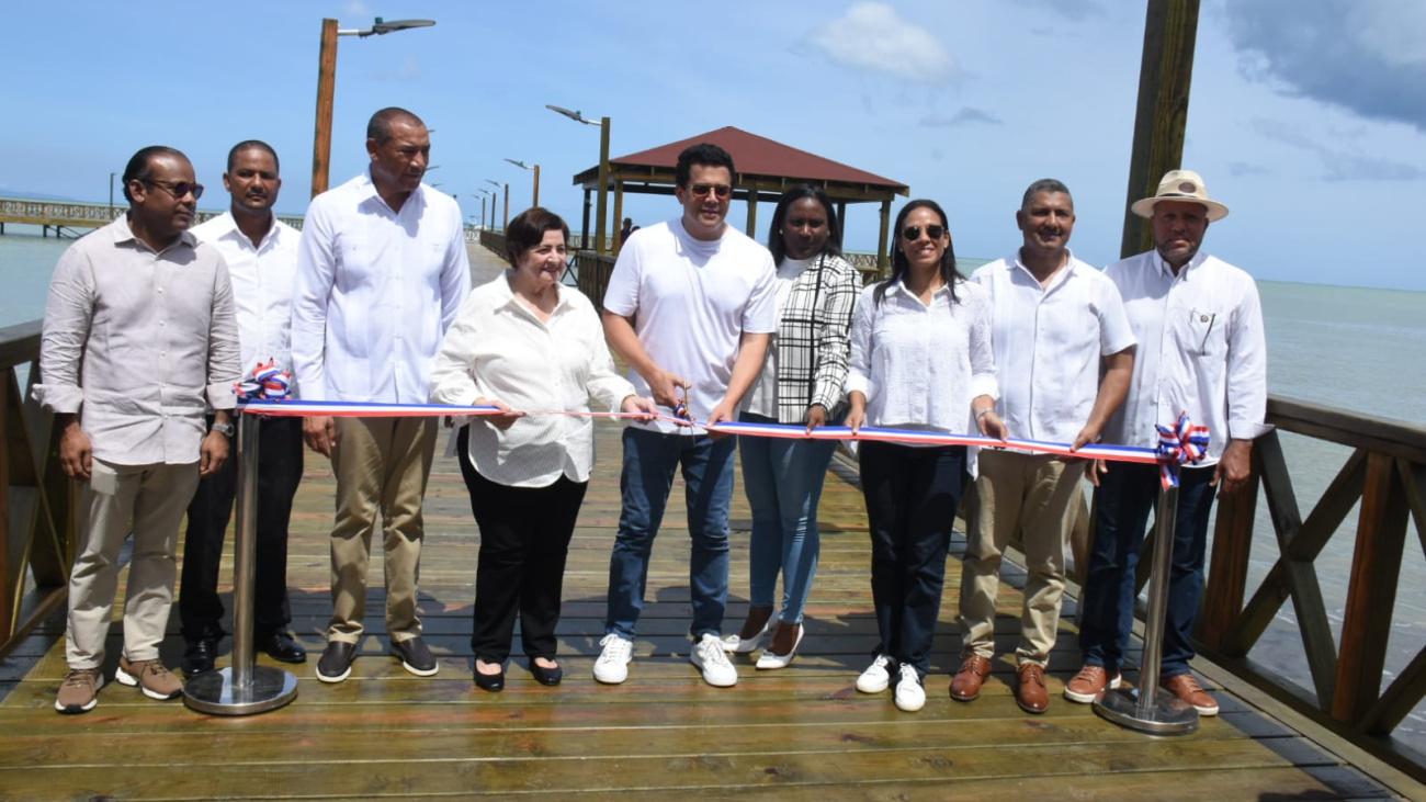 Ministro David Collado entrega reconstruido muelle turístico de Miches