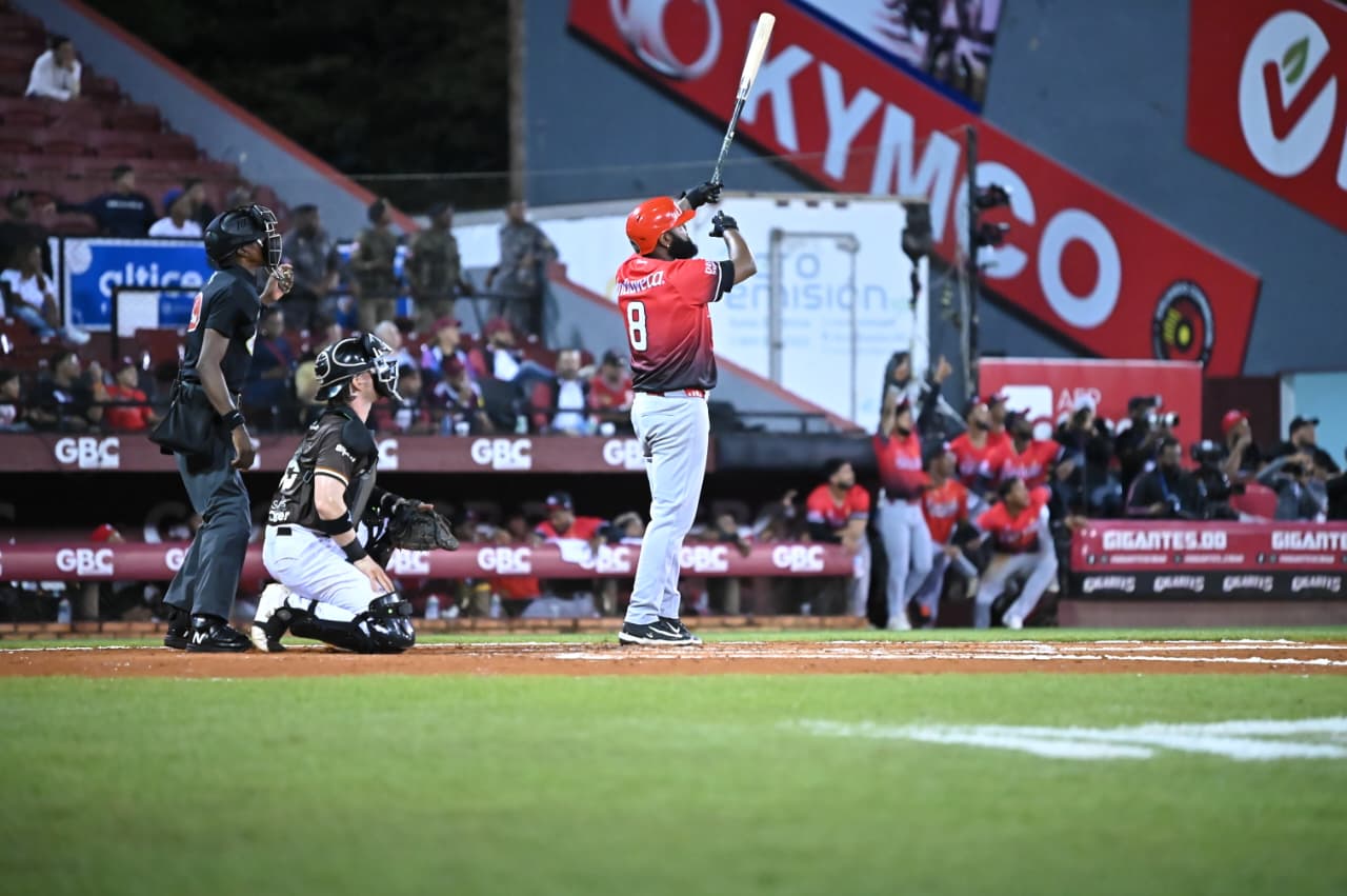 Escogido arrolla a Gigantes; Águilas remontan ante las Estrellas Escogido arrolla a Gigantes; Águilas remontan ante las Estrellas
