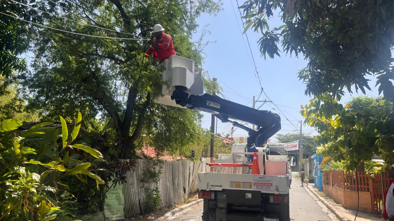 Edesur rehabilita redes eléctricas y mejora iluminación en varias comunidades de Peravia y San Juan