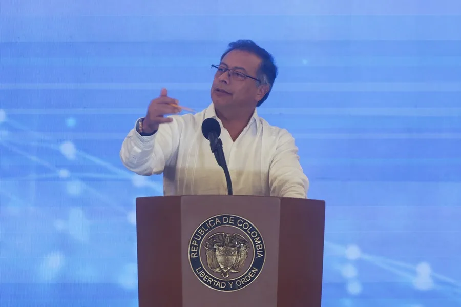 Petro ordena la salida de Colombia de los diplomáticos de Israel y denuncia el TLC vigente