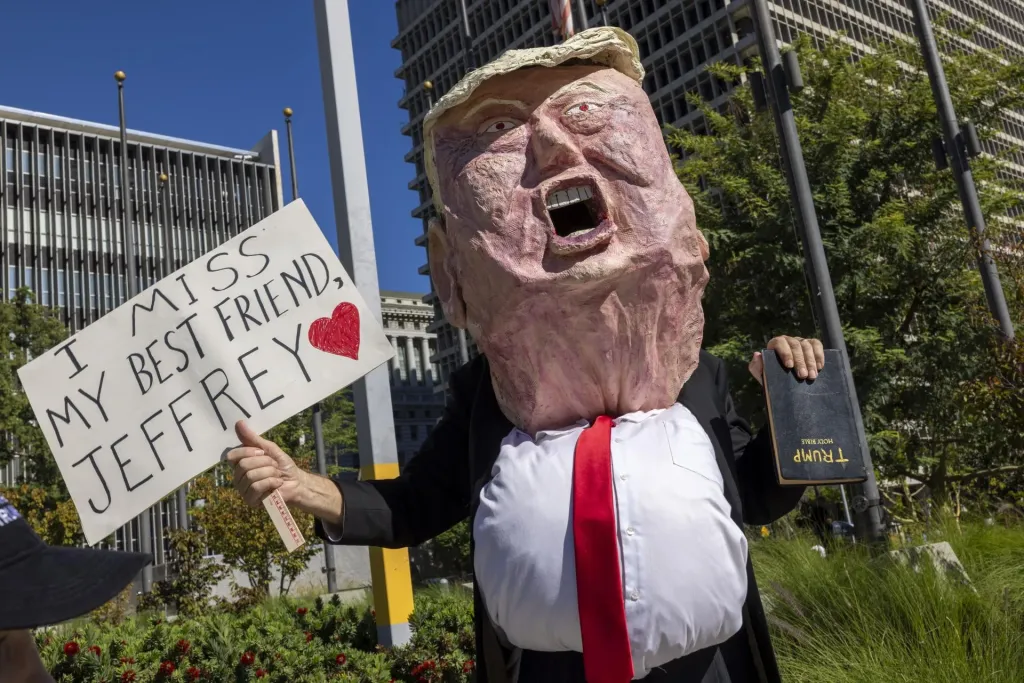 Donald Trump usa la IA para autoproclamarse rey y responder a las protestas de ‘No Kings’