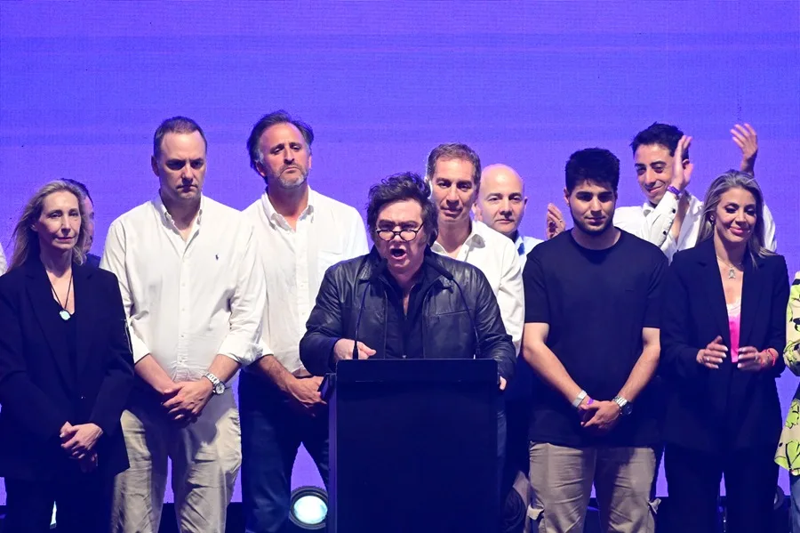 Milei pide el voto para vencer al «comunismo» durante el cierre de campaña en Argentina Milei pide el voto para vencer al «comunismo» durante el cierre de campaña en Argentina