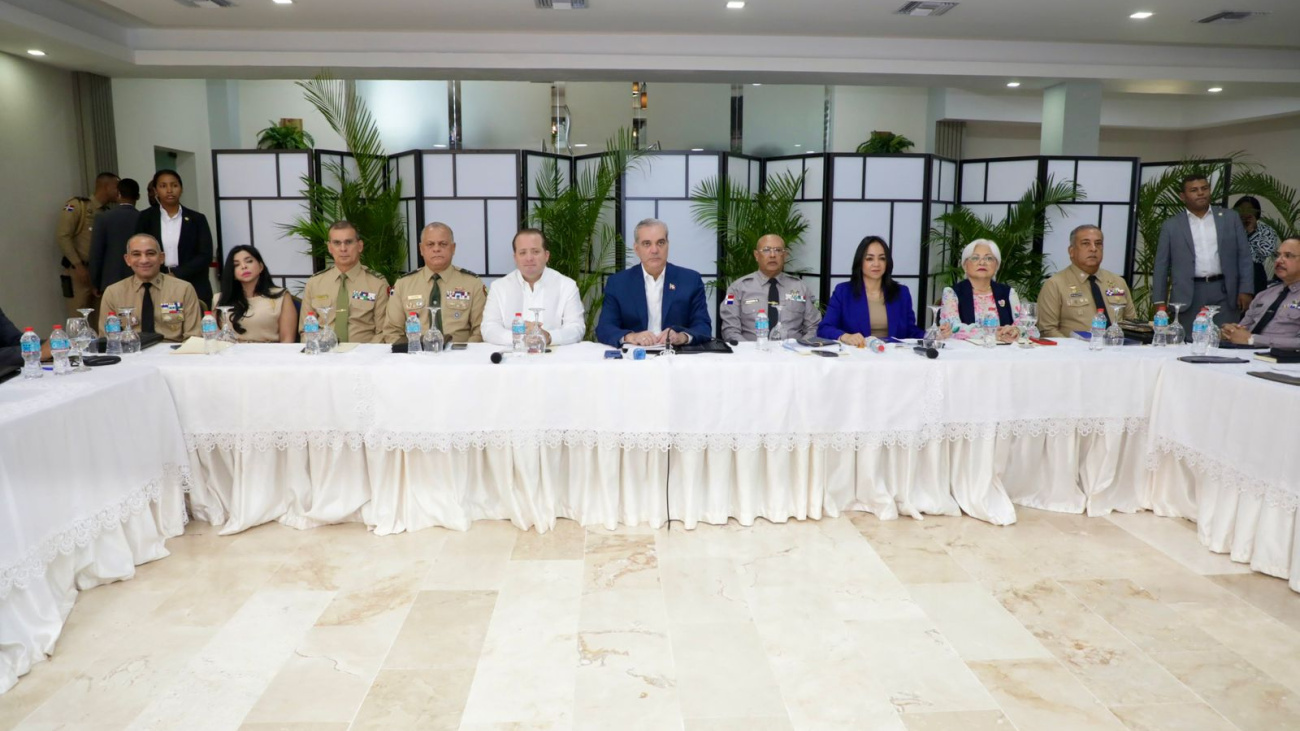 Presidente Abinader encabeza reunión de seguimiento al Plan de Seguridad Ciudadana Presidente Abinader encabeza reunión de seguimiento al Plan de Seguridad Ciudadana