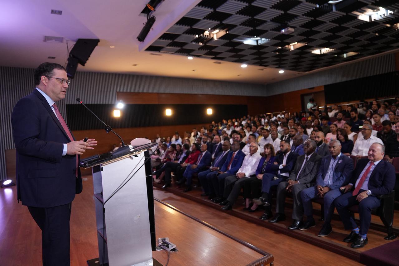 Director de Aduanas expone sobre la logística como nuevo eje económico ante estudiantes de la UASD