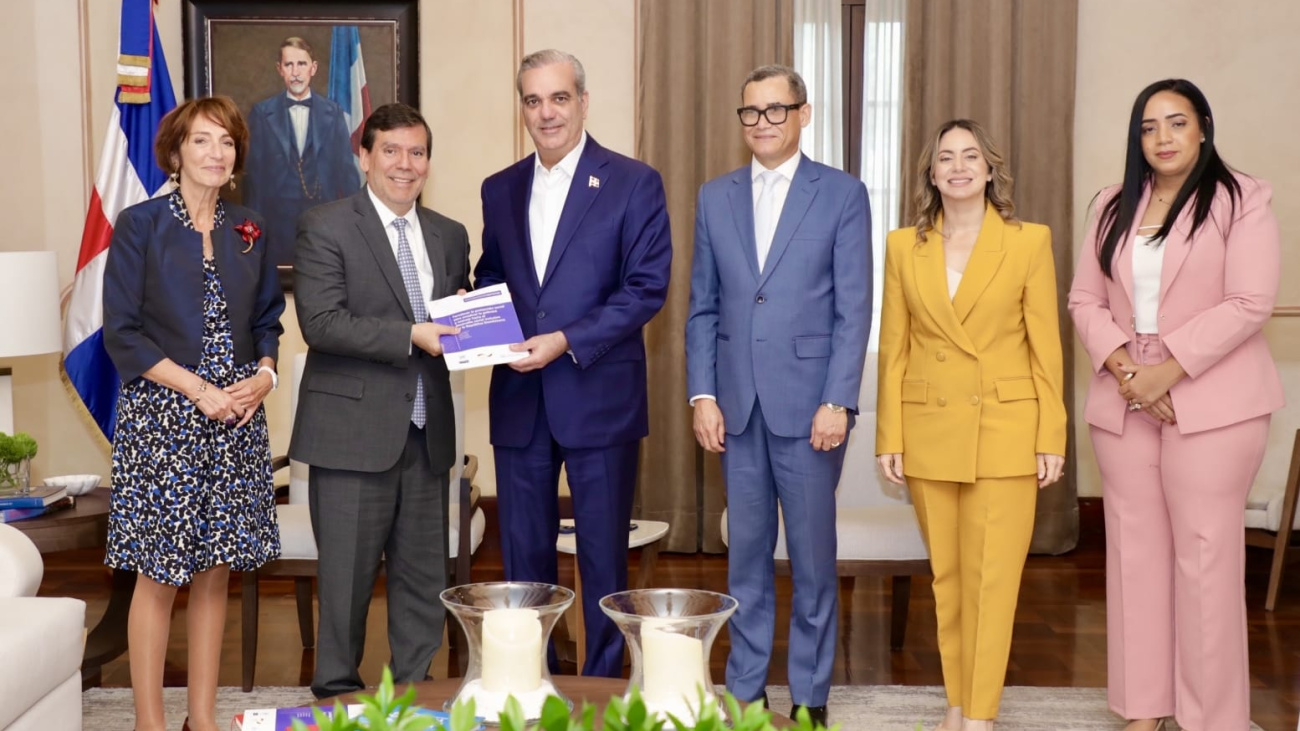 Presidente Abinader recibe documento de política pública elaborado por la CEPAL sobre el fortalecimiento del sistema de protección social