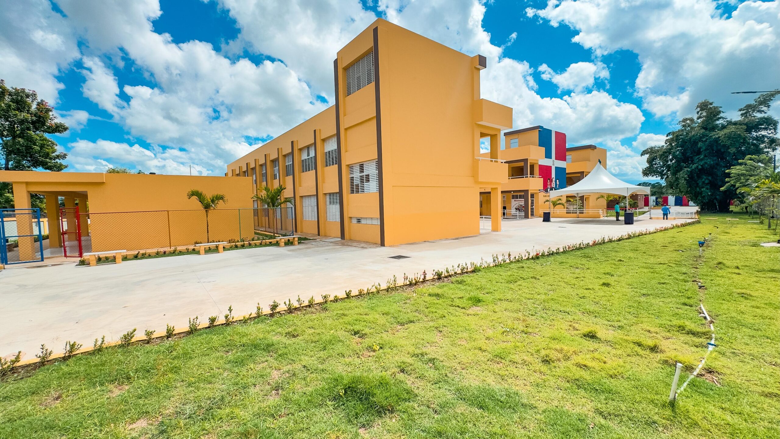 Presidente Abinader inaugura Liceo Padre José Salvador Fernández de 24 aulas, en Bonao, que beneficiará a más de 800 estudiantes Presidente Abinader inaugura Liceo Padre José Salvador Fernández de 24 aulas, en Bonao, que beneficiará a más de 800 estudiantes