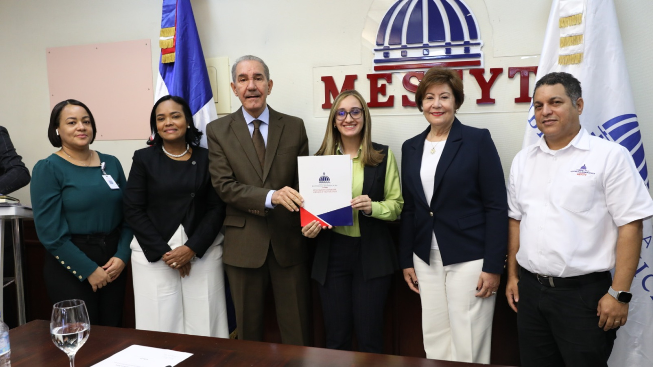 Mescyt entrega 50 becas a estudiantes del Instituto Global de Altos Estudios en Ciencias Sociales