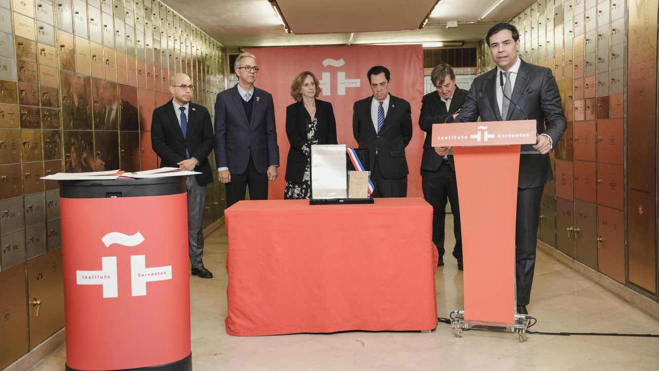 Ministro de Cultura encabeza la entrega a la "Caja de Letras" de documentos pertenecientes a Pedro Henríquez Ureña y otros destacados intelectuales, en el Instituto Cervantes