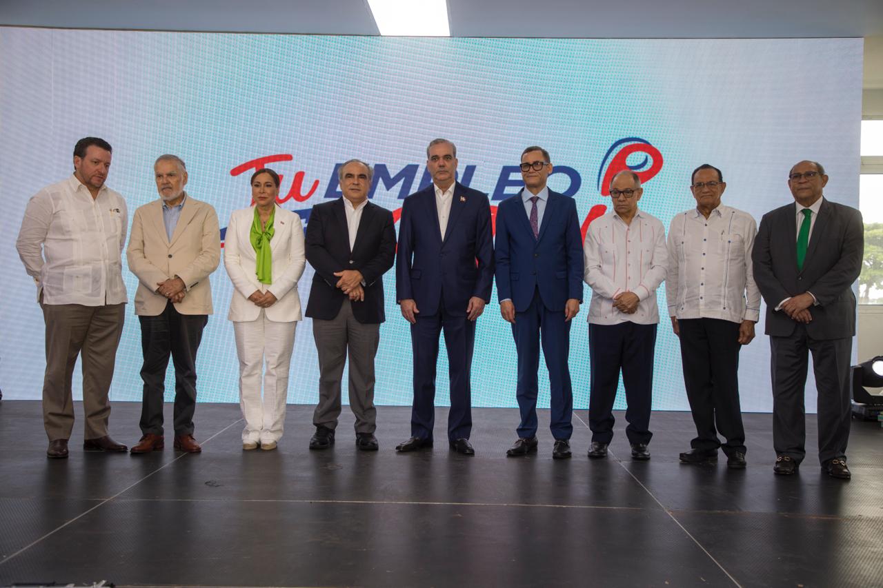 Presidente Abinader lanza programa “RD-Trabaja” con más de 7,000 vacantes disponibles para empleos formales Presidente Abinader lanza programa “RD-Trabaja” con más de 7,000 vacantes disponibles para empleos formales