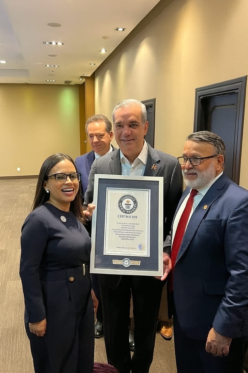 Presidente Luís Abinader felicita a Restaurante Amigos por récord Guinness en Aniversario FDC. Presidente Luís Abinader felicita a Restaurante Amigos por récord Guinness en Aniversario FDC.