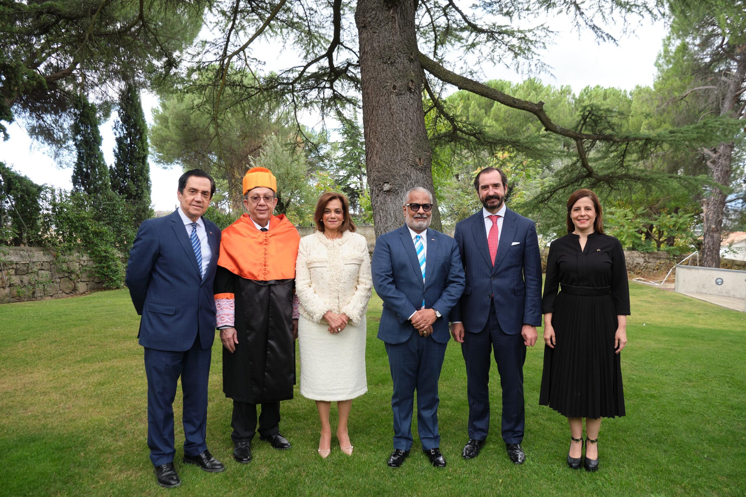 La Universidad UDIMA de España inviste como Doctor Honoris Causa al gobernador del BCRD, Héctor Valdez Albizu
