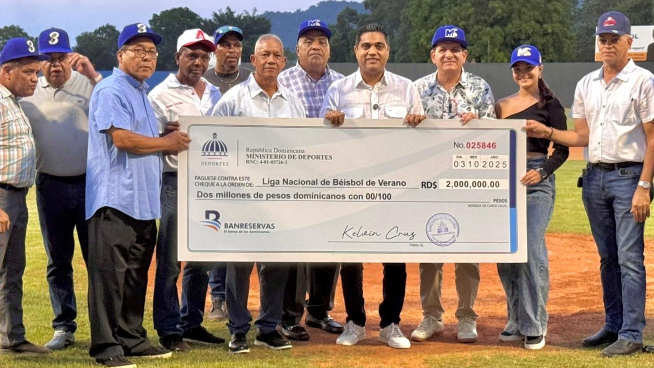 Ministro de Deportes entrega aporte de dos millones de pesos a Liga de Verano Ministro de Deportes entrega aporte de dos millones de pesos a Liga de Verano