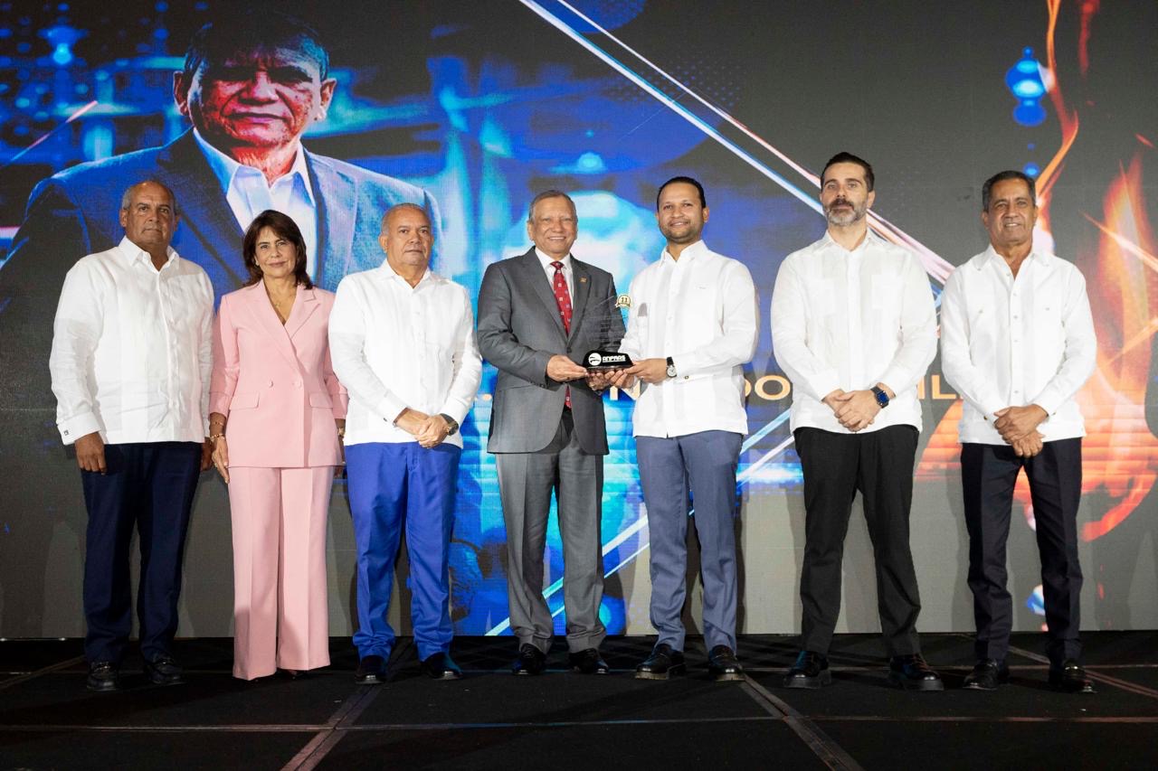 Productores de asfalto reconoce al doctor Leonardo Aguilera por su apoyo al desarrollo del sector Productores de asfalto reconoce al doctor Leonardo Aguilera por su apoyo al desarrollo del sector