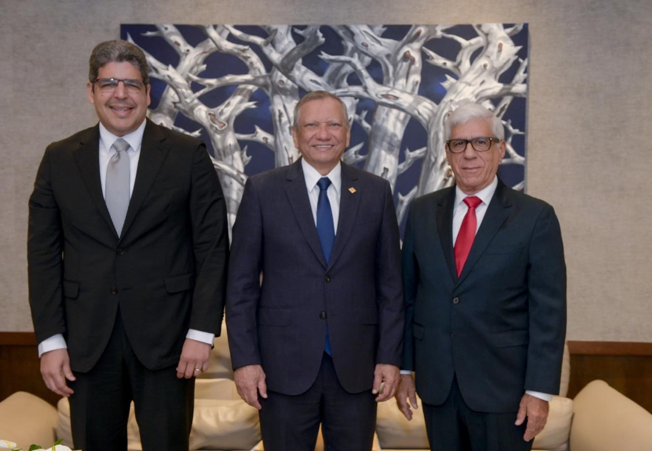 Leonardo Aguilera recibe visita de ejecutivos de la Asociación Cibao Leonardo Aguilera recibe visita de ejecutivos de la Asociación Cibao