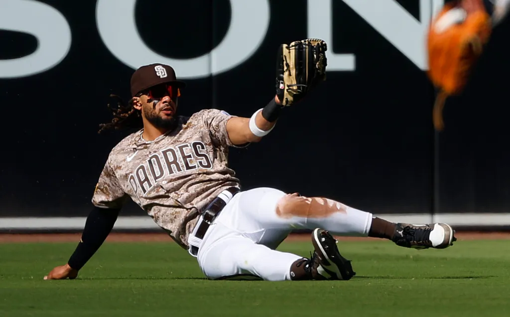 Fernando Tatis Jr. es galardonado como el Guante de Platino de la Liga Nacional