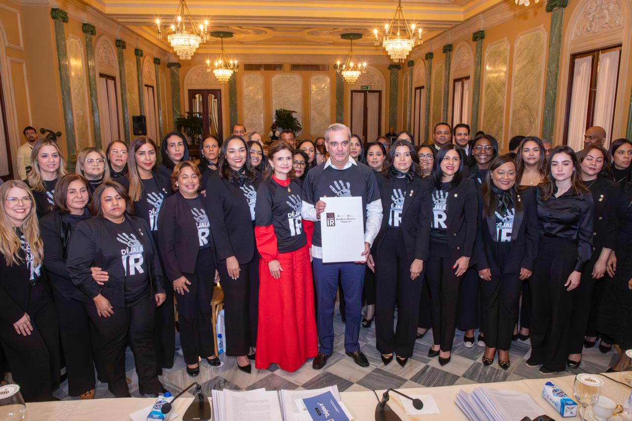 Presidente Abinader respalda pacto nacional contra la violencia de género; recibe documento de Reforma Integral “Déjala Ir”