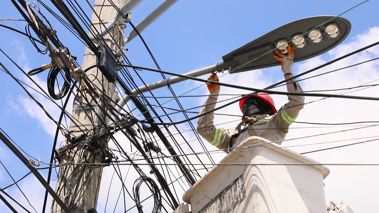 Edeeste e Interior y Policía iluminan las calles del sector Capotillo en el Distrito Nacional Edeeste e Interior y Policía iluminan las calles del sector Capotillo en el Distrito Nacional