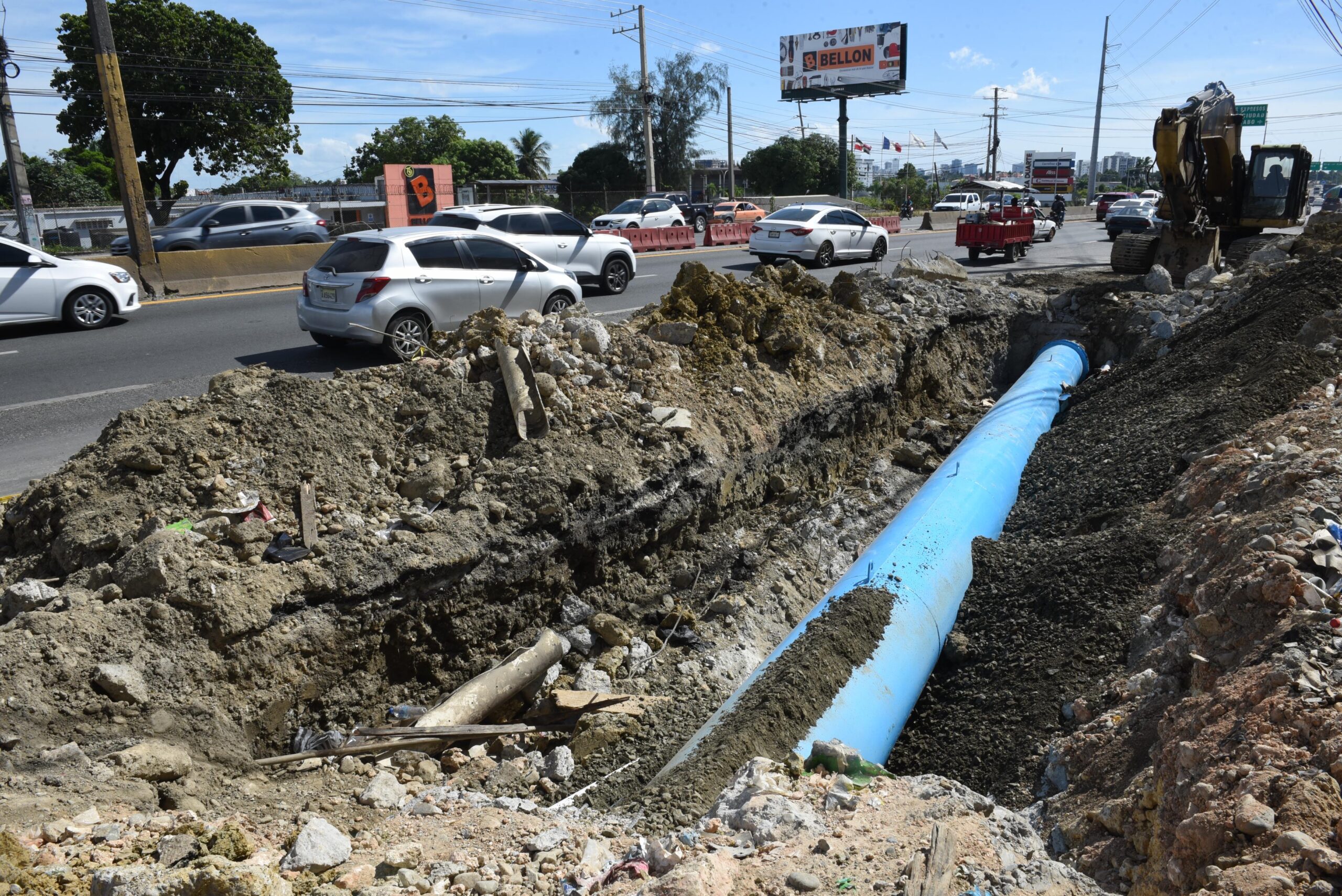 CAASD corrige avería en tubería de 30 pulgadas en la autopista Duarte, SDO