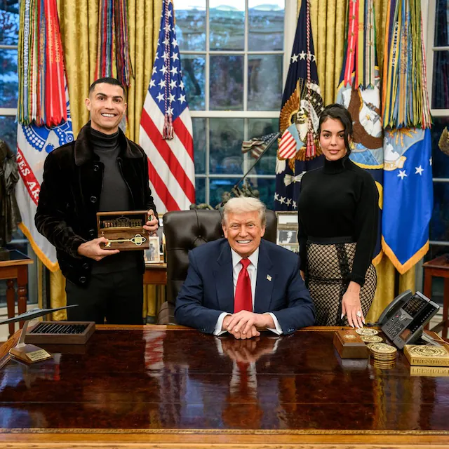 Cristiano Ronaldo y Georgina Rodríguez posan con Trump desde la Oficina Oval