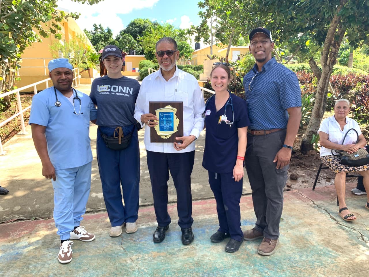 Doctor Modesto Guzmán es reconocido por su compromiso social