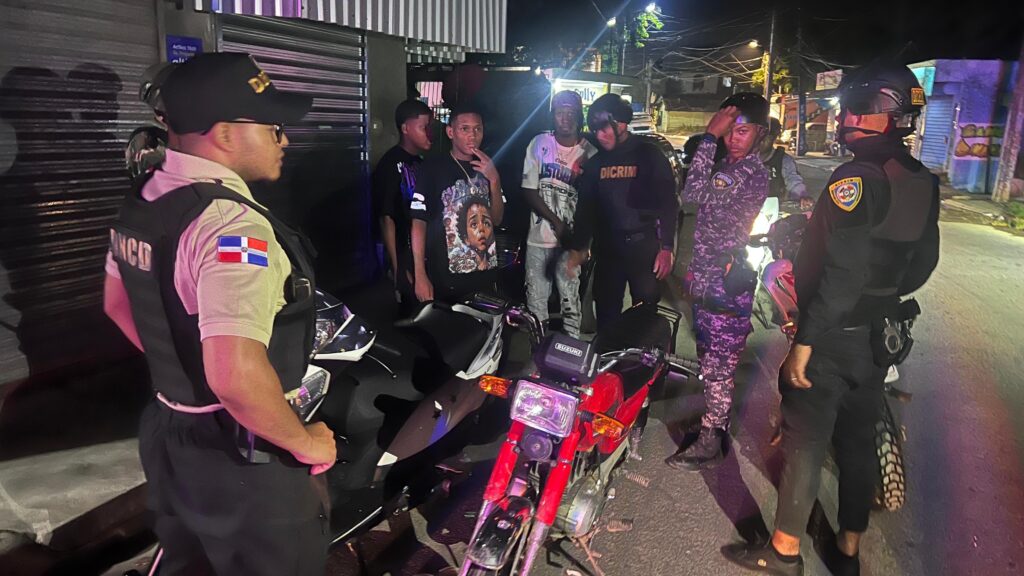 Policía detiene antisociales, ocupa drogas y recupera motocicletas robadas en SDN Policía detiene antisociales, ocupa drogas y recupera motocicletas robadas en SDN