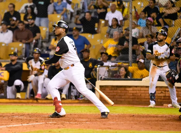 Las Águilas le ganan la serie de tres días a los Gigantes y siguen firmes en el primer lugar Las Águilas le ganan la serie de tres días a los Gigantes y siguen firmes en el primer lugar