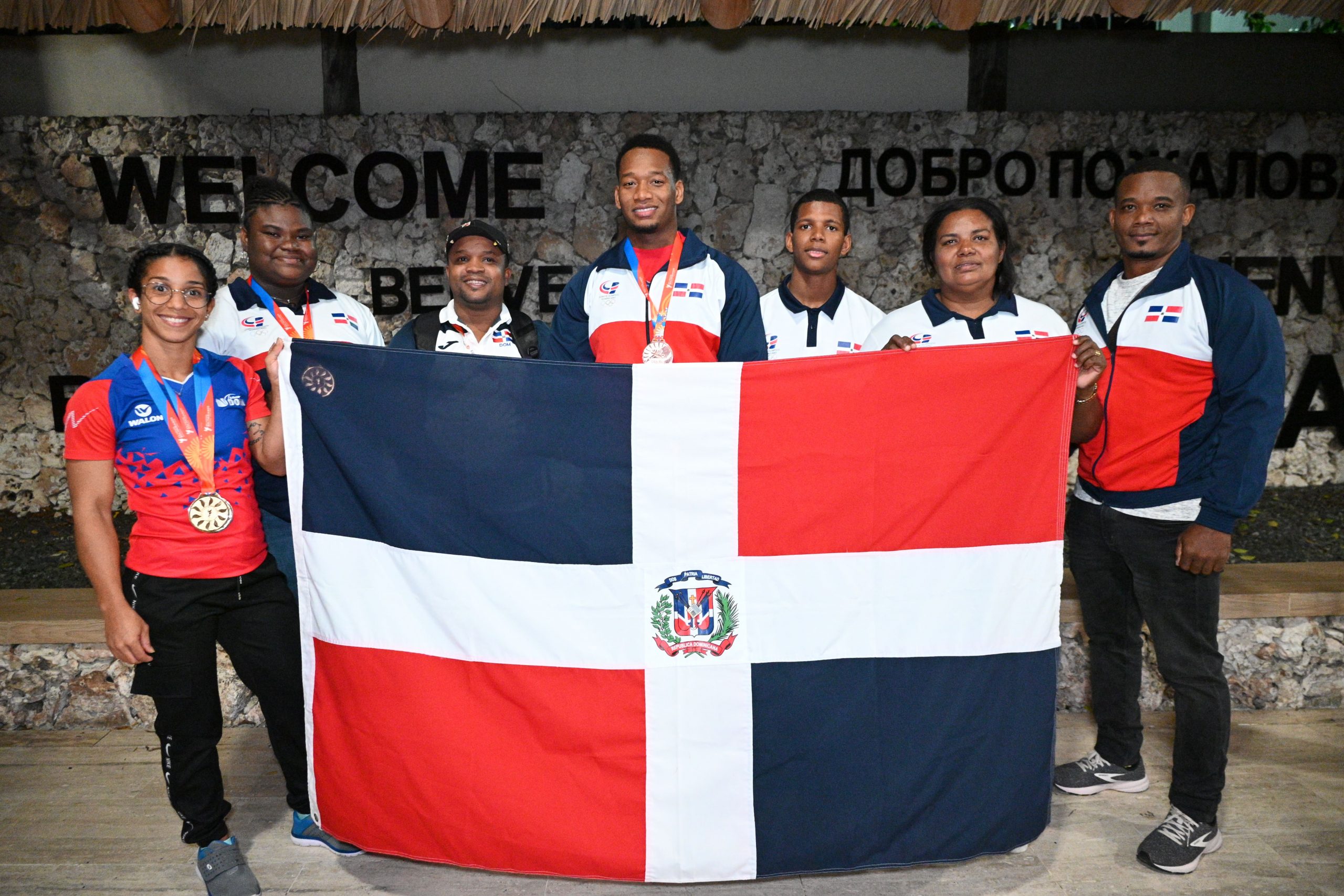 Cándida Vásquez encabeza llegada de atletas de pesas y lucha