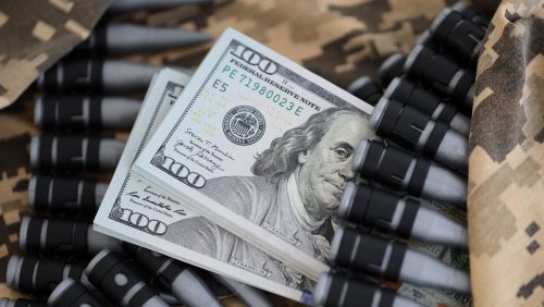 Dólar baja un centavo y se vende a RD$64.56 este viernes