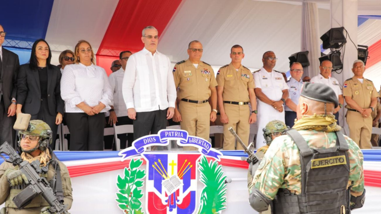 Presidente Abinader encabeza desfile estudiantil, cívico-militar y policial por el 181.° aniversario de la Constitución dominicana