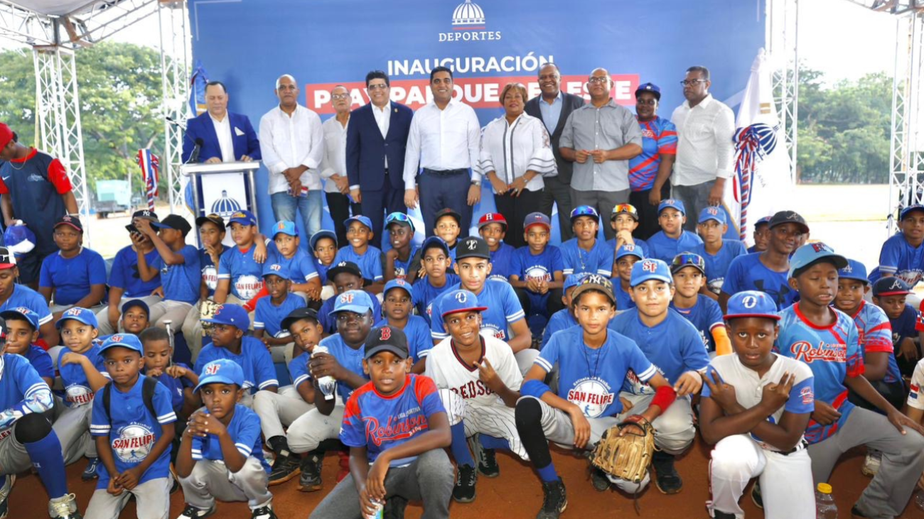 Ministerio de Deportes entrega remozado estadio de béisbol en el Parque del Este Ministerio de Deportes entrega remozado estadio de béisbol en el Parque del Este
