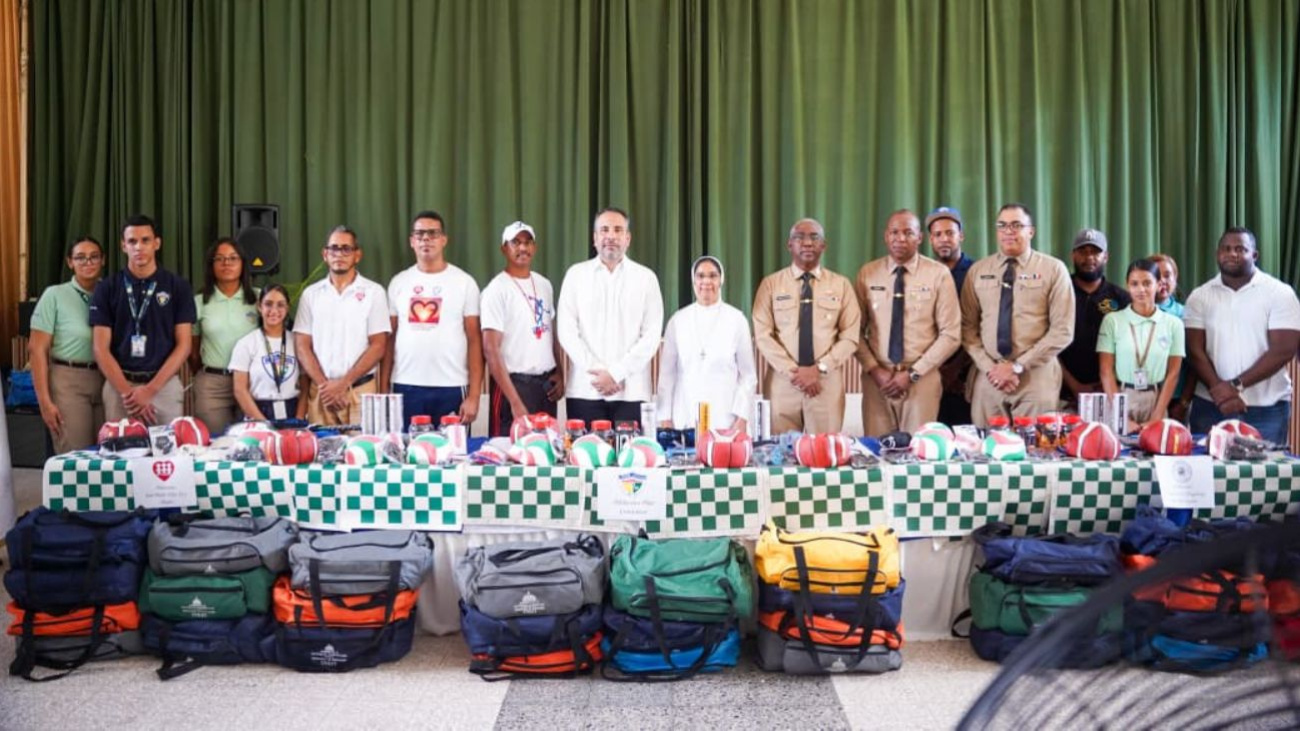 El Inefi y la Armada entregan utilería deportivas y remozan canchas de tres centros educativos de Santo Domingo Este El Inefi y la Armada entregan utilería deportivas y remozan canchas de tres centros educativos de Santo Domingo Este