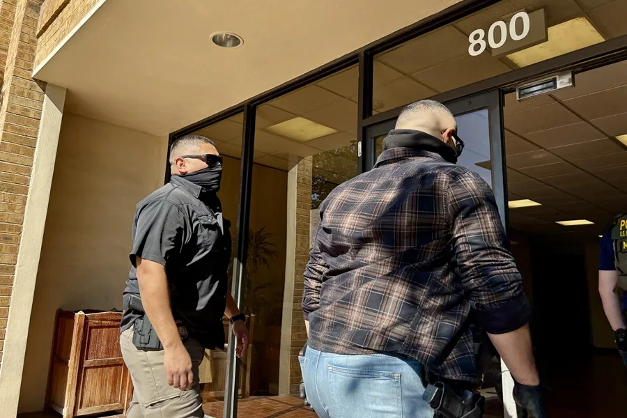 Bajo la sombra de ICE, las cortes migratorias en Texas (EE.UU.) empujan la ayuda a las aceras