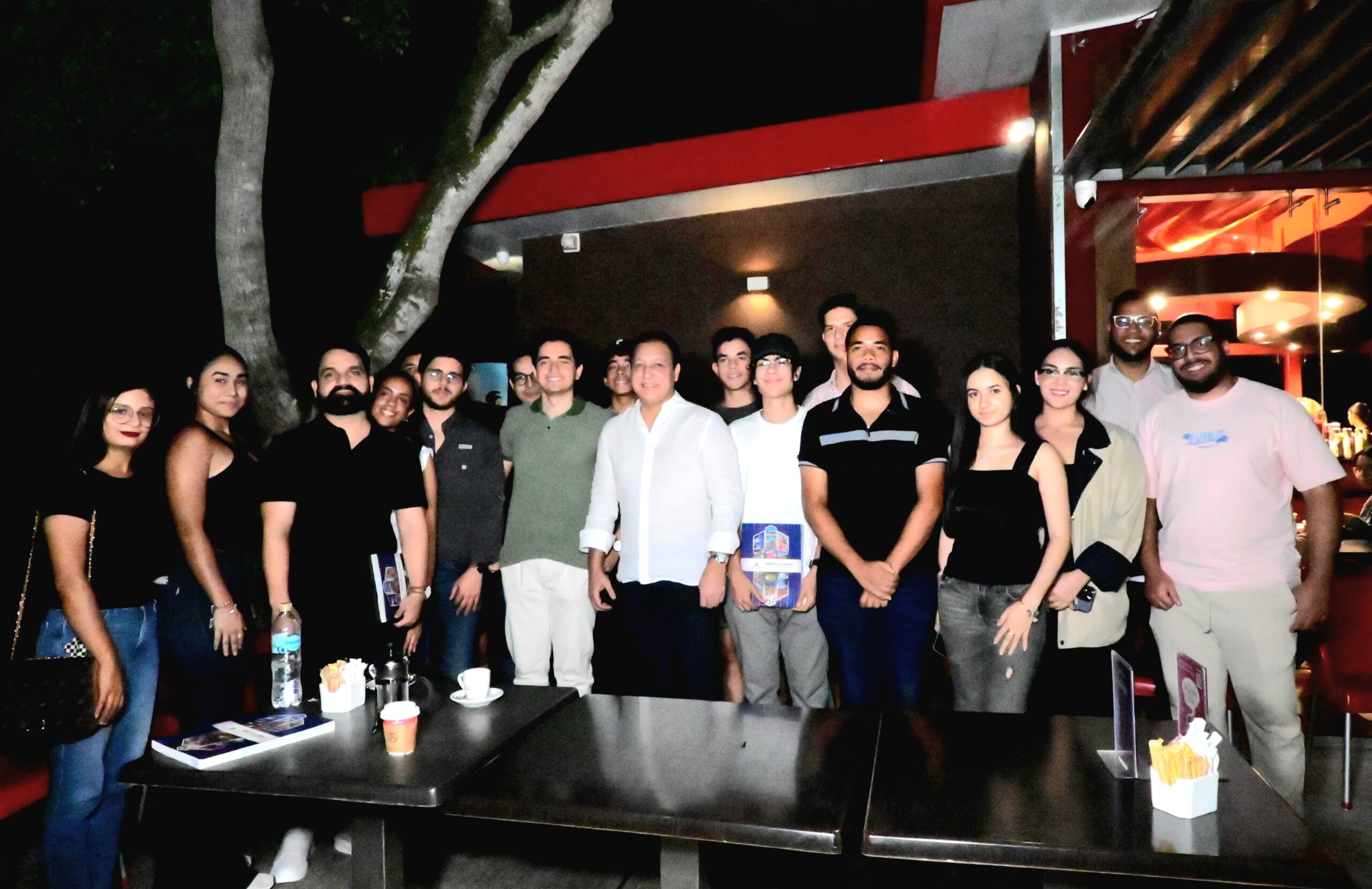 Abel Martínez motiva a estudiantes a asumir liderazgo para renovar la esperanza y el rumbo del país