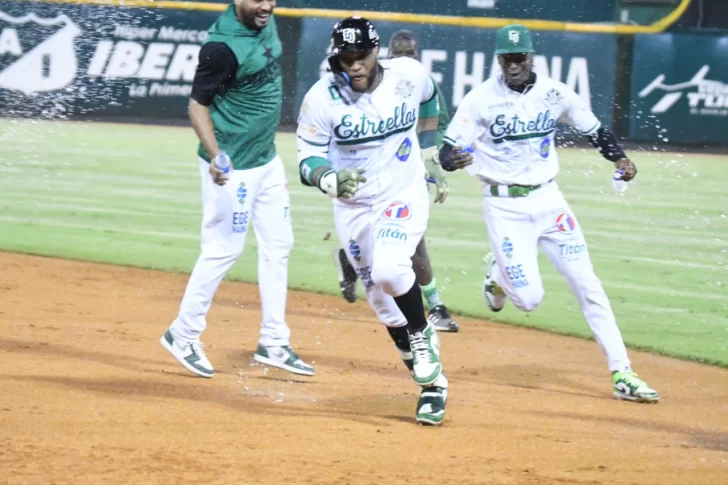 Canó dispara hit ganador en el décimo y las Estrellas extienden a cinco la racha de derrotas del Licey Canó dispara hit ganador en el décimo y las Estrellas extienden a cinco la racha de derrotas del Licey