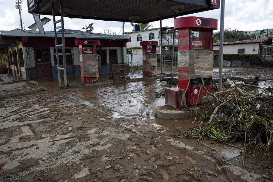 Aumentan a 32 las personas fallecidas por el huracán Melissa en Jamaica