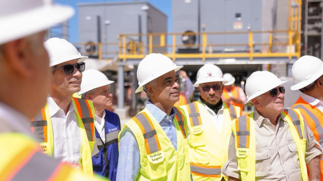 Ministro Joel Santos verifica los avances de construcción de la planta Energía 2000 Ministro Joel Santos verifica los avances de construcción de la planta Energía 2000
