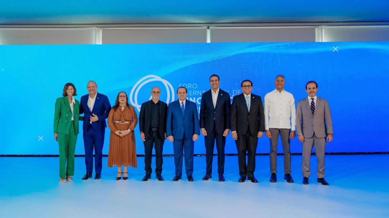 Ministro Paliza encabeza foro “El Futuro de Santiago”; anuncia licitación autopista del Ámbar