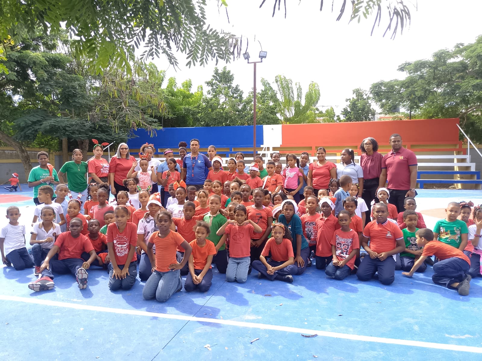 Docentes y estudiantes de La Romana agradecen al INEFI el remozamiento y equipamiento de sus canchas. Docentes y estudiantes de La Romana agradecen al INEFI el remozamiento y equipamiento de sus canchas.
