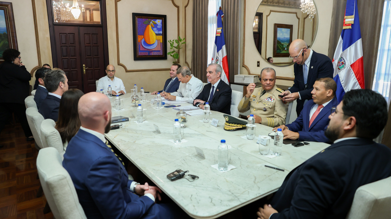 Presidente Abinader recibe al secretario de Defensa de EE. UU., Pete Hegseth, en el Palacio Nacional