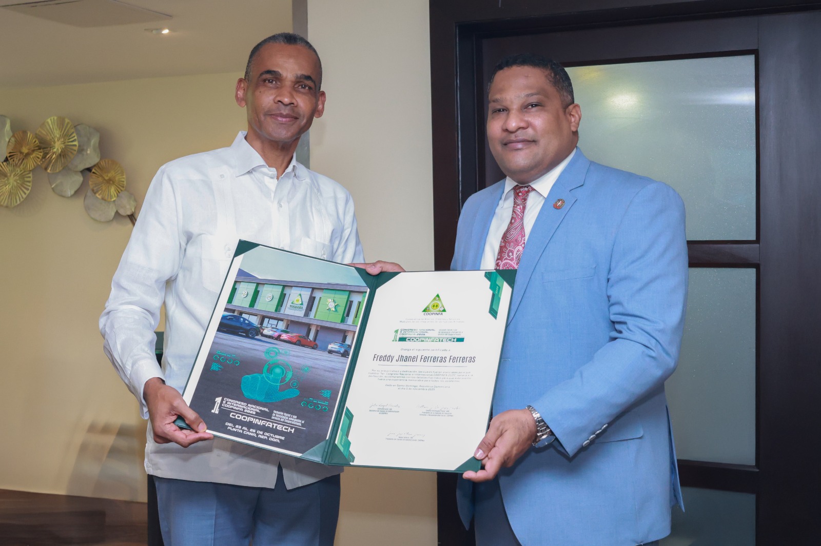 COOPINFA reconoce a Jhanel Ferreras por aporte esencial en Congreso Internacional