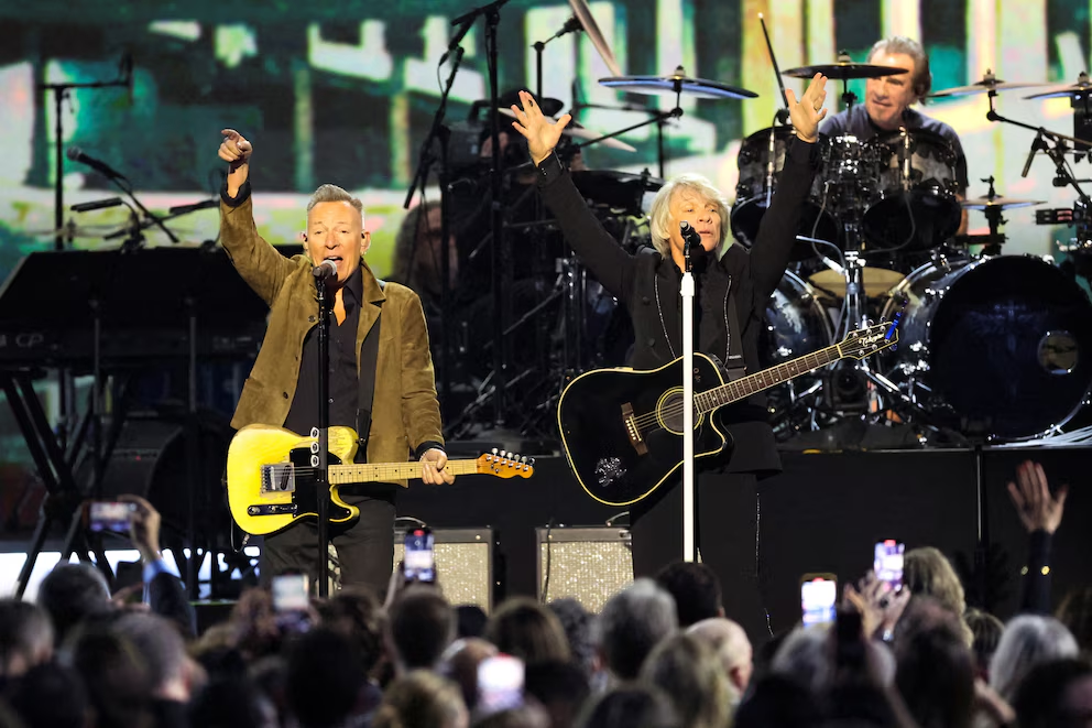 Jon Bon Jovi narró su lucha para recuperar la voz y volver a los escenarios tras la cirugía vocal: “Habría hecho cualquier cosa” Jon Bon Jovi narró su lucha para recuperar la voz y volver a los escenarios tras la cirugía vocal: “Habría hecho cualquier cosa”