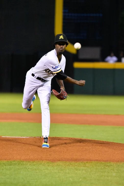 Las Águilas se apoyan en el pitcheo de Jorge Tavárez para volver a volar tras vencer 4-2 al Licey