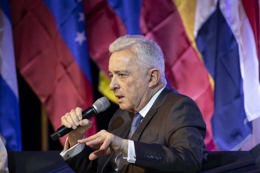 Álvaro Uribe opina que Colombia «corre el riesgo» de bombardeos por «albergar a terroristas»