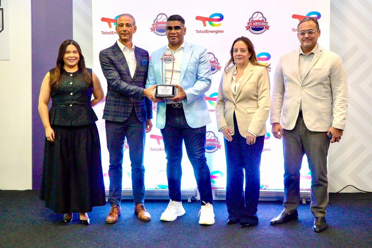 Félix José recibe homenaje premiación Los Dominicanos Primero